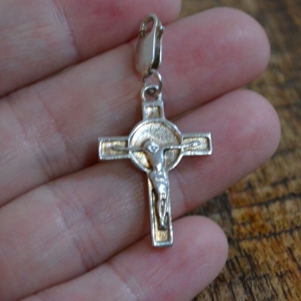 Sterling Silver Jesus on Cross Pendant Christian Religious Necklace Charm 3.9 gm